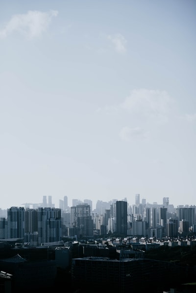 鸟瞰图的建筑物在多云的天空下
